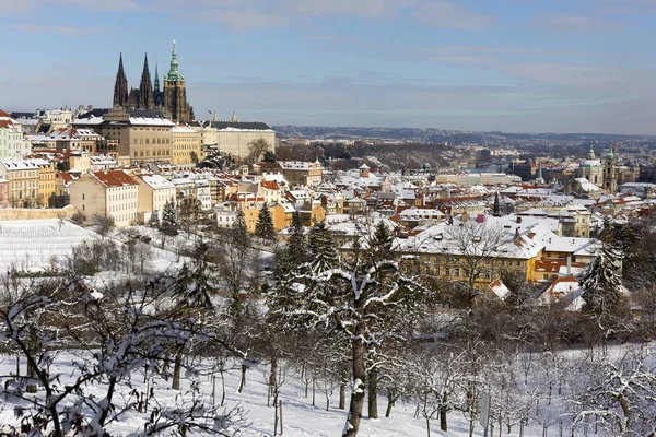 Snowy Prague City Gotickým Hradem Petřína Slunečného Dne Česká Republika — Stock fotografie