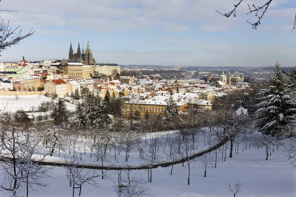 Snowy Prague City Gotickým Hradem Petřína Slunečného Dne Česká Republika — Stock fotografie