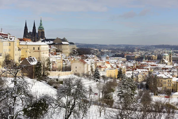 Città Praga Innevata Con Castello Gotico Hill Petrin Nella Giornata — Foto Stock