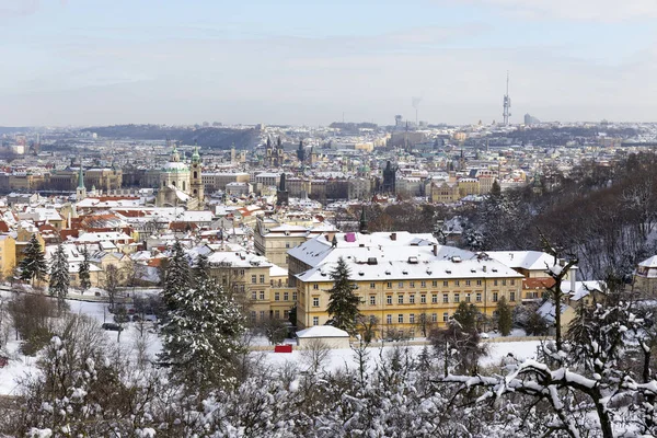Verschneite Prager Stadt Mit Der Nikolaikathedrale Vom Hügel Petrin Sonnigen — Stockfoto
