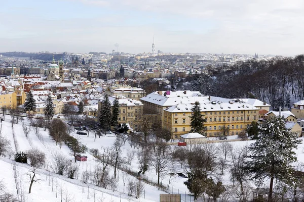 Snowy Prag Şehir Nicholas Katedrali Nin Hill Petrin Güneşli Gün — Stok fotoğraf