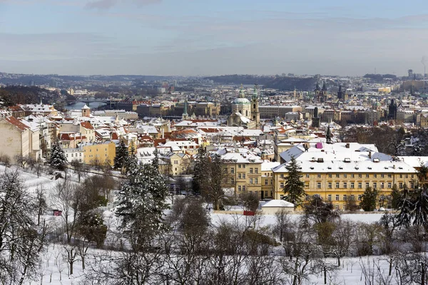 Snowy Prag Şehir Nicholas Katedrali Nin Hill Petrin Güneşli Gün — Stok fotoğraf