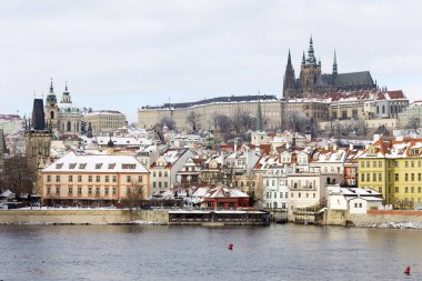 Çek Cumhuriyeti Vltava Nehri üzerinde Prag Kalesi bulunan Karlı Prag Küçük Kasabası