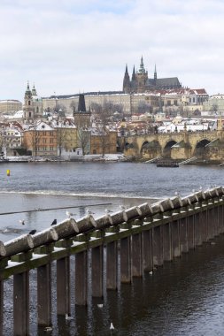 Karlı Prag Lesser Town Prag Kalesi ve Charles Köprüsü, Çek Cumhuriyeti