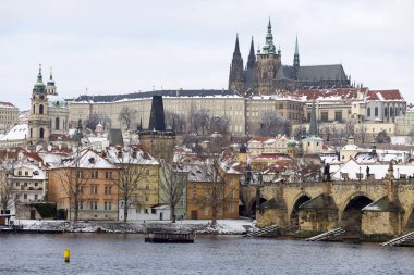 Karlı Prag Lesser Town Prag Kalesi ve Charles Köprüsü, Çek Cumhuriyeti