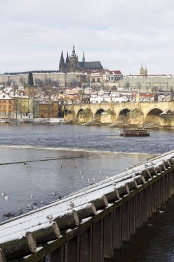 Karlı Prag Lesser Town Prag Kalesi ve Charles Köprüsü, Çek Cumhuriyeti