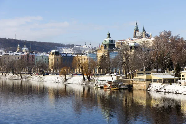 Snowy Prague Cidade Menor Com Castelo Praga Acima Rio Vltava — Fotografia de Stock