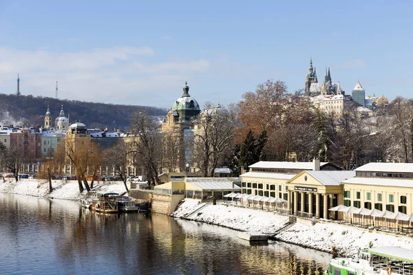 Snowy Praag Kleine Stad Met Praagse Burcht Boven Rivier Vltava — Stockfoto