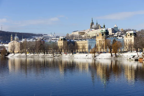 Snowy Prague Mniejsze Miasto Zamkiem Praskim Nad Wełtawą Republika Czeska — Zdjęcie stockowe