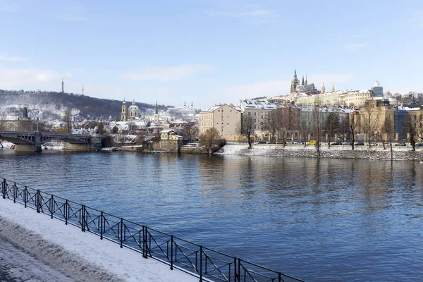 Verschneite Prager Kleinseite Mit Prager Burg Über Der Moldau Tschechische — Stockfoto