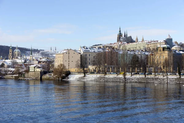 Çek Cumhuriyeti Vltava Nehri Üzerinde Prag Kalesi Bulunan Karlı Prag — Stok fotoğraf