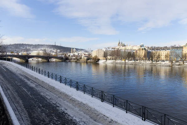 Petite Ville Enneigée Prague Avec Château Prague Dessus Rivière Vltava — Photo