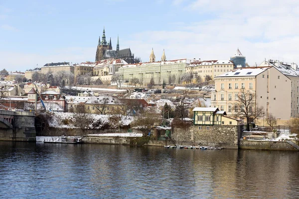 Снежный Городок Замком Над Рекой Влтавой Чехия — стоковое фото