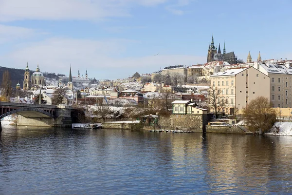 Ciudad Pequeña Nevada Praga Con Castillo Praga Sobre Río Moldava —  Fotos de Stock