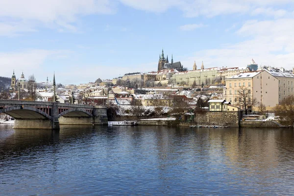 Ciudad Pequeña Nevada Praga Con Castillo Praga Sobre Río Moldava —  Fotos de Stock