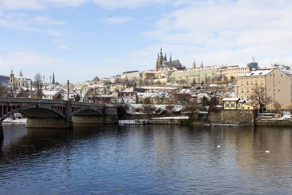 Snowy Prague Mniejsze Miasto Zamkiem Praskim Nad Wełtawą Republika Czeska — Zdjęcie stockowe