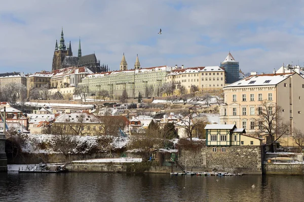 Petite Ville Enneigée Prague Avec Château Prague Dessus Rivière Vltava — Photo