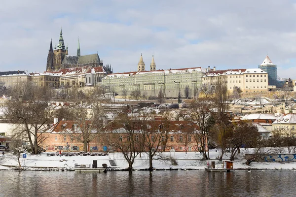 Snöig Prag Mindre Stad Med Prag Slott Ovanför Floden Vltava — Stockfoto