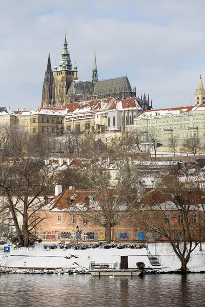 Snowy Praag Kleine Stad Met Praagse Burcht Boven Rivier Vltava — Stockfoto