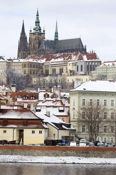 雪のプラハ小都市 チェコ共和国ヴルタヴァ川の上のプラハ城 — ストック写真