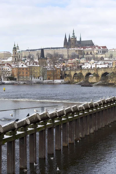 Snöiga Lillsidan Prag Med Pragborgen Och Charles Bridge Tjeckien — Stockfoto