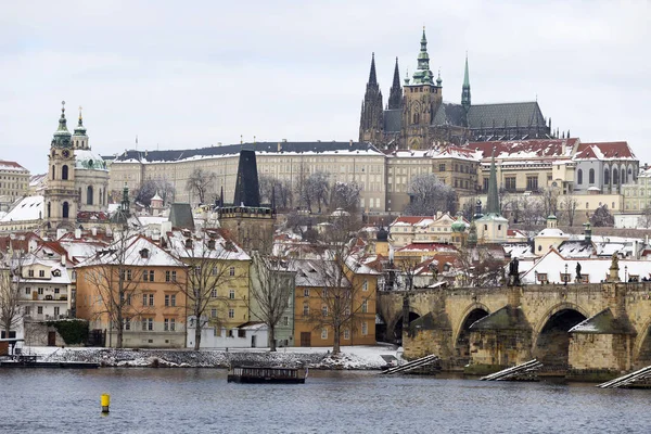 Snöiga Lillsidan Prag Med Pragborgen Och Charles Bridge Tjeckien — Stockfoto