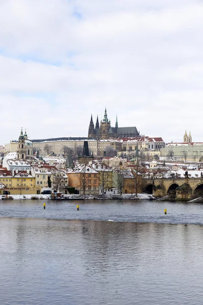 多雪的布拉格小镇与布拉格城堡和查尔斯桥 捷克共和国 — 图库照片