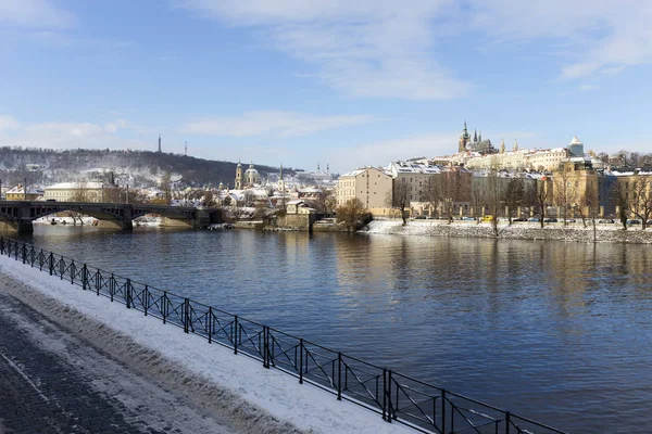 Snöig Prag Mindre Stad Med Prag Slott Ovanför Floden Vltava — Stockfoto