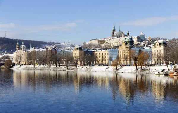 Snowy Prague Mniejsze Miasto Zamkiem Praskim Nad Wełtawą Republika Czeska — Zdjęcie stockowe