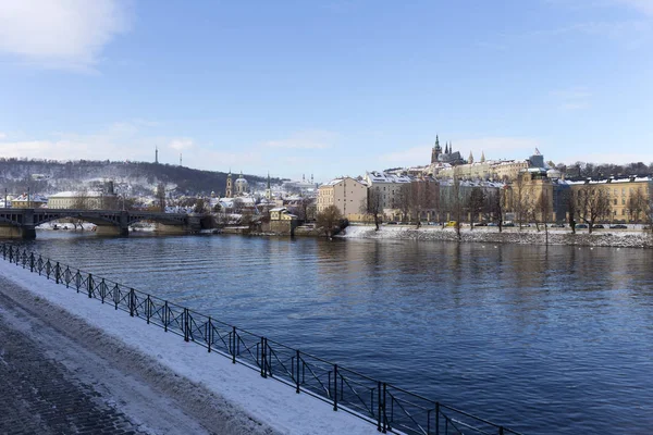Snowy Praag Kleine Stad Met Praagse Burcht Boven Rivier Vltava — Stockfoto