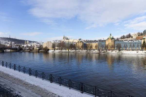 Ciudad Pequeña Nevada Praga Con Castillo Praga Sobre Río Moldava —  Fotos de Stock