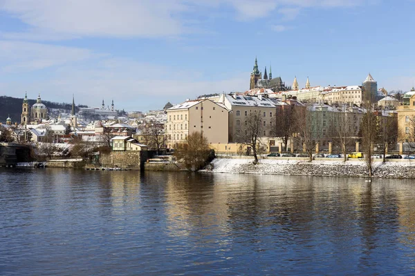 Snowy Prague Cidade Menor Com Castelo Praga Acima Rio Vltava — Fotografia de Stock