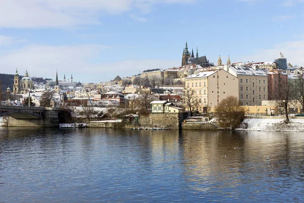 布拉格小城 白雪公主 布拉格城堡位于捷克共和国弗尔塔瓦河上游 — 图库照片
