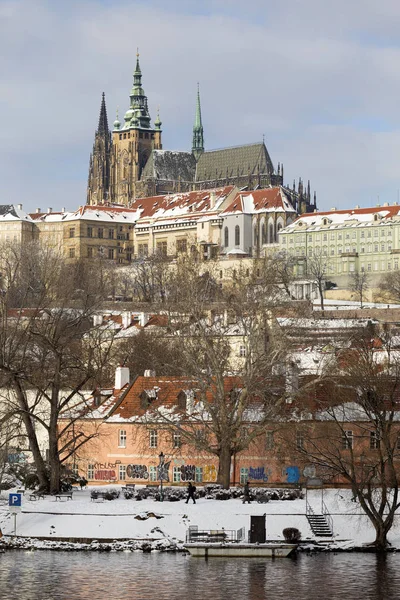 Snowy Praag Kleine Stad Met Praagse Burcht Boven Rivier Vltava — Stockfoto