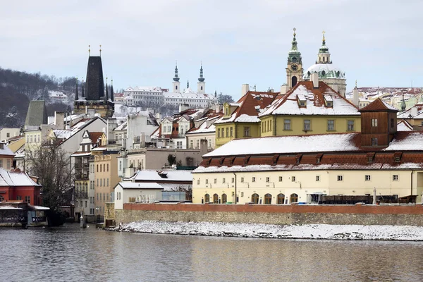 Besneeuwde Praag Lesser Town Met Nicholas Kathedraal Tsjechië — Stockfoto