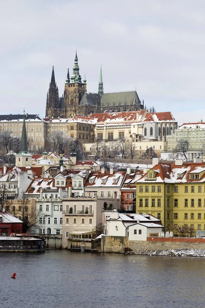 Ciudad Pequeña Nevada Praga Con Castillo Praga Sobre Río Moldava — Foto de Stock
