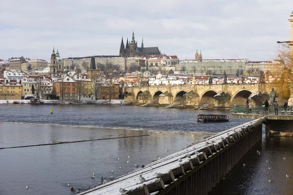 Verschneite Prager Kleinstadt Mit Prager Burg Und Karlsbrücke Tschechische Republik — Stockfoto