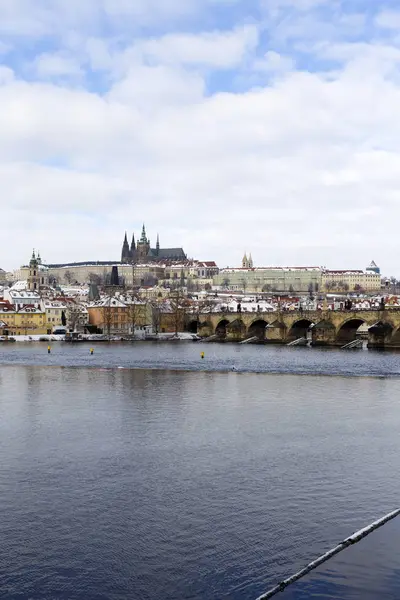 Ciudad Pequeña Nevada Praga Con Castillo Praga Puente Carlos República —  Fotos de Stock