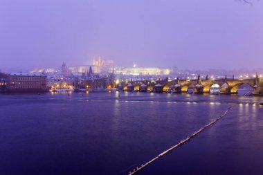 Sisli gece Prag Lesser Town Gotik kale, köprü kule ve Aziz Nicholas Katedrali kar fırtınası, Çek Cumhuriyeti ile