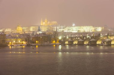Sisli gece Prag Lesser Town Gotik kale, köprü kule ve Aziz Nicholas Katedrali kar fırtınası, Çek Cumhuriyeti ile