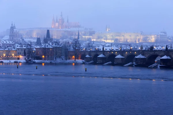 雾之夜布拉格小镇与哥特式城堡 桥塔和圣尼古拉斯大教堂在暴风雪 捷克共和国 — 图库照片