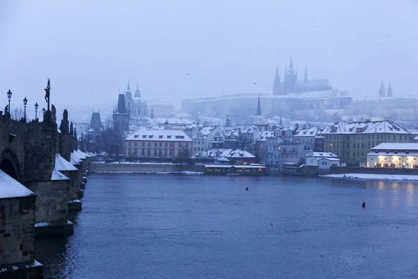 Туманная Ночь Прага Малый Город Готическим Замком Мостовой Башней Николаевским — стоковое фото