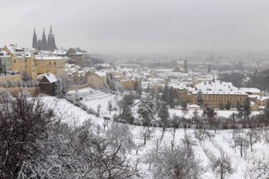 Karlı sisli Prague City ile Gotik kale üzerinden Hill Petrin, Çek Cumhuriyeti