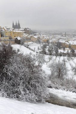 Karlı sisli Prague City ile Gotik kale üzerinden Hill Petrin, Çek Cumhuriyeti