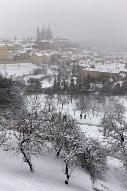 Karlı sisli Prague City ile Gotik kale üzerinden Hill Petrin, Çek Cumhuriyeti