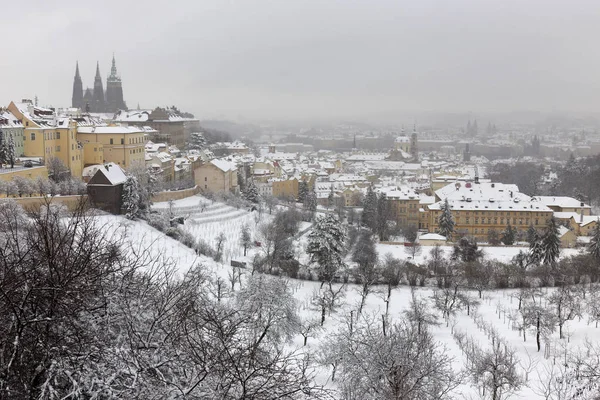 Snöiga Dimmigt Prague City Med Gotiska Slottet Från Kullen Petrin — Stockfoto