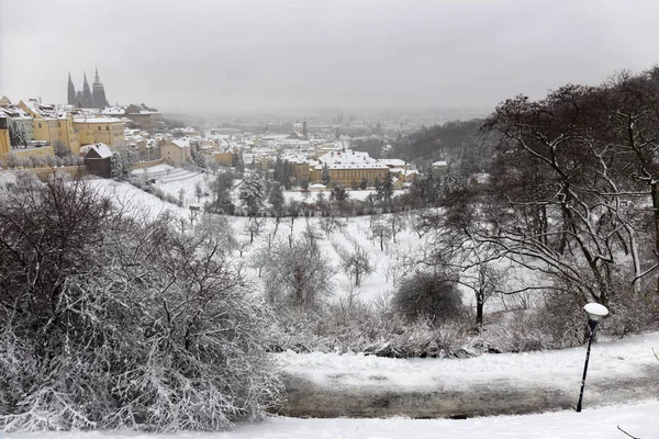 Snowy Mglisty Prague City Gotyckiego Zamku Wzgórze Petrin Republika Czeska — Zdjęcie stockowe