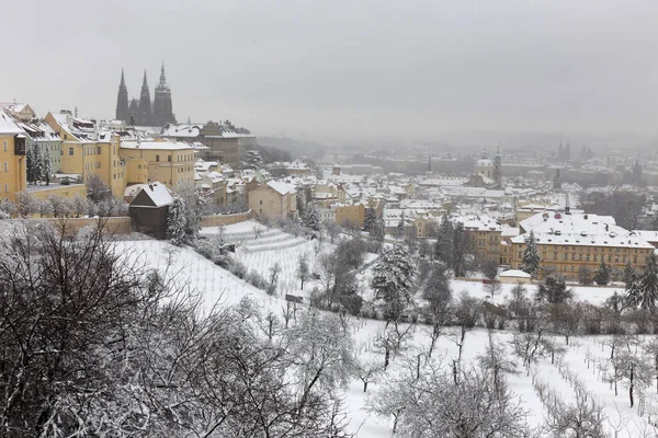 Zasněžené Mlhavé Prague City Gotického Hradu Kopce Petřín Česká Republika — Stock fotografie