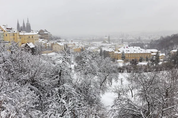 Snöiga Dimmigt Prague City Med Gotiska Slottet Från Kullen Petrin — Stockfoto