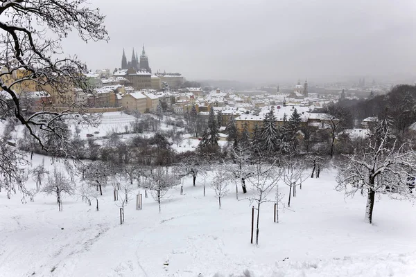 Verschneite Neblige Prager Stadt Mit Gotischer Burg Vom Hügel Petrin — Stockfoto